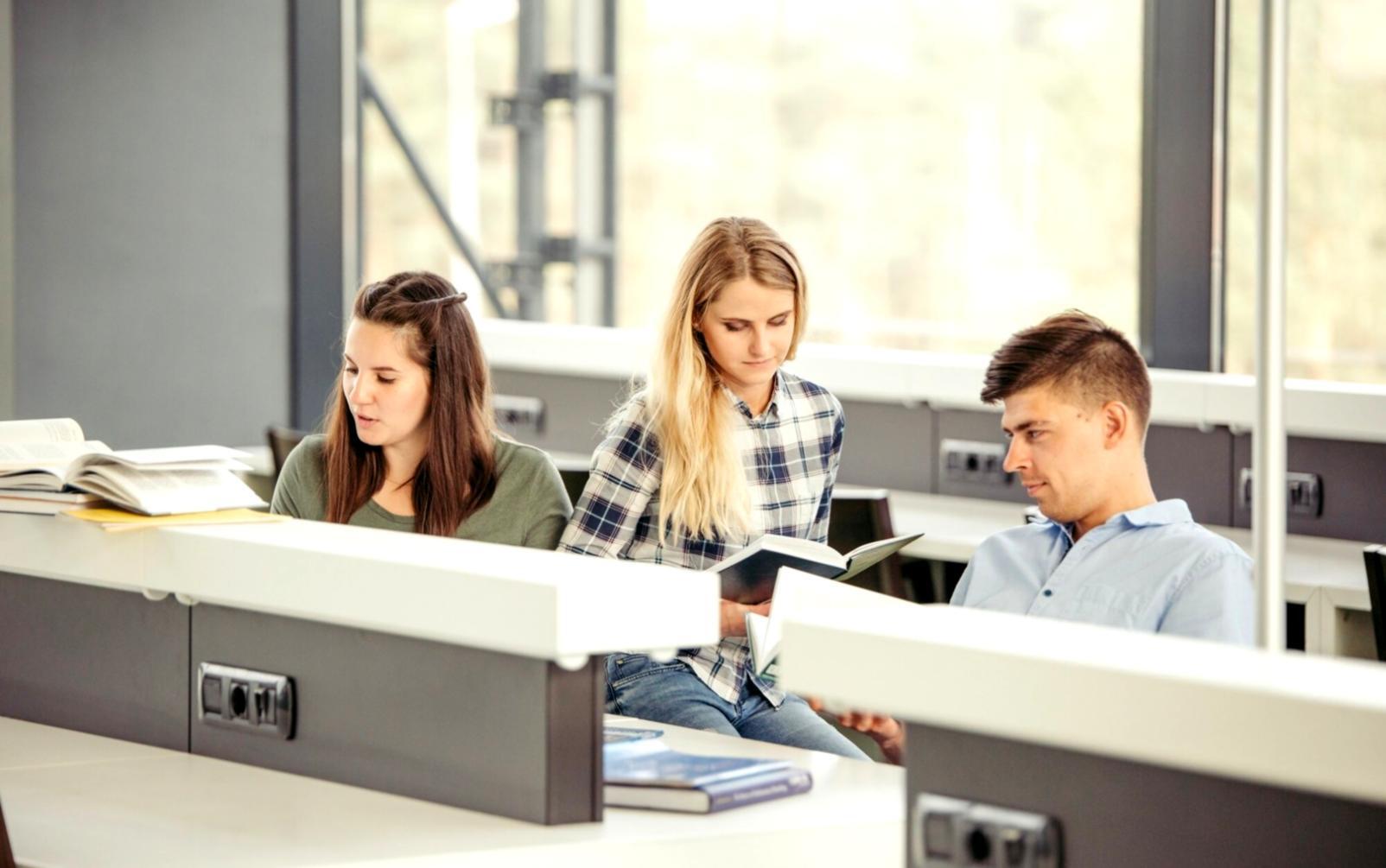 Session de formation budgétaire en cours avec participants analysant des données financières